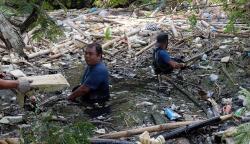 Aksi Aktivis Lingkungan Masuk ke Sungai Penuh Sampah di Bali