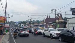 Jalur Puncak Cianjur Macet, Kendaraan Antre hingga 15 Kilometer<