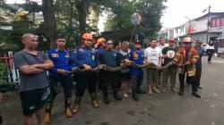 Petugas Diskar PB Kota Bandung Evakuasi Ular Sanca 4 Meter dan Kobra di Babakansari Kiaracondong<