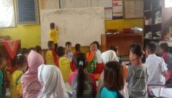 Prihatin, Usai Sekolah Roboh, Puluhan Siswa SDN II Kertaharja Karawang Belajar di Lantai