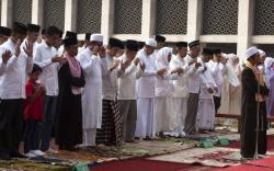 Sholat Berjemaah Tidak Perlu Pakai Masker bagi yang Sehat<
