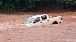Mobil Rombongan Penambang Hanyut Terseret Arus Sungai di Kolaka, 1 Hilang 6 Selamat<