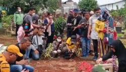 Viral Doddy Sudrajat Ziarah ke Makam Vanessa Angel, Makam Bibi Andriansyah Tak Ditaburi Bunga