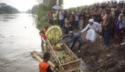 Warga Tulungagung Ritual Metri di Bantaran Sungai Brantas