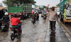 Jalur Pantura Demak Diterjang Banjir Rob, Arus Lalu Lintas Tersendat