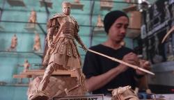 Perajin Asal Batang Hasilkan Jutaan Rupiah dari Action Figure Berbahan Limbah Besek