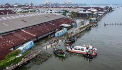 3.600 Karung Berisi Pasir dan Batu Tutup Tanggul Jebol di Pelabuhan Tanjung Emas