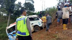 Elf Masuk Jurang di Banjarwangi Garut, Sopir dan 2 Penumpang Luka Serius