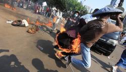 Pengunjuk Rasa Anti KKN Terbakar saat Demo di Kawasan Patung Kuda