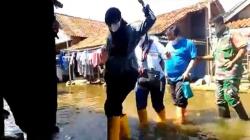 Petugas Kesehatan di Kendal Terjang Banjir untuk Obati Warga yang Terisolasi 