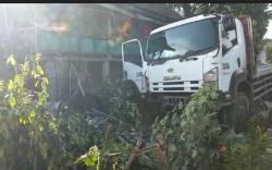  Sopir Ngantuk, Truk Semen Hantam Pagar Rumah Warga Muara Enim 