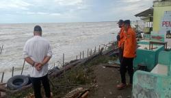 Banjir Rob Terjang 2 Desa di Karawang, 250 Warga Terpaksa Mengungsi<