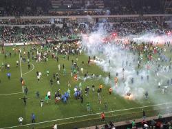 Juara 10 Kali Liga Prancis Saint-Etienne Degradasi, Suporter Ngamuk Serang Pemain