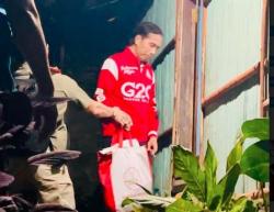 Jokowi Kejutkan Warga Ende Malam-Malam Datangi Rumah Sambil Beri Bantuan