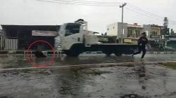 Cegat Truk Melintas dan Tertabrak, Bocah 14 Tahun di Soreang Bandung Berlumuran Darah<