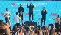 Foto-Foto Presiden Jokowi Serahkan Piala kepada Juara 1 Formula E Mitch Evans