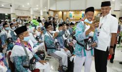Lepas Jemaah Haji, Ganjar Terharu Kisah Penjual Pecel Sisihkan Rp10.000 Selama 11 Tahun<