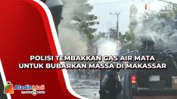 Polisi Tembakkan Gas Air Mata untuk Bubarkan Massa di Makassar