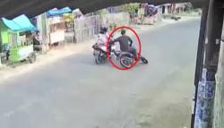 Terekam CCTV, Jambret di Indramayu Kabur Pakai Kendaraan Korban, Motornya Ditinggal