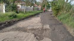 Warga Kabupaten Indramayu Menderita akibat Jalan Rusak Parah, Kapan Akan Diperbaiki?