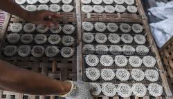 Penampakan Ukuran Kerupuk Menjadi Kecil karena Harga Bahan Baku Serba Naik