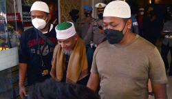 Senyuman Pimpinan Khilafatul Muslimin Abdul Qadir Baraja saat Ditangkap Polisi
