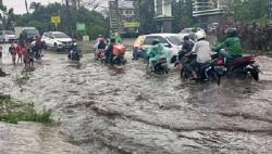 Pengendara Motor Nekat Melintas di Jalan Ciputat yang Terendam Banjir hingga Mogok