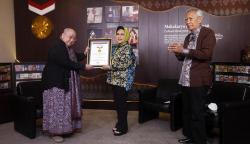 Hetty Koes Endang Hasilkan 150 Album Raih Rekor MURI 