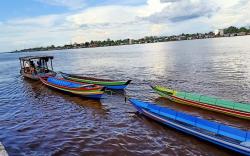 Cara Unik Pedagang Perahu Tradisional Kalimantan Berjualan, Jukung Berjajar Susuri Sungai