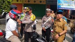 Dikira Razia Operasi Patuh, Polres OKU Ternyata Bagikan Helm Gratis ke Pengendara<