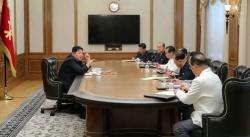 Kim Jong Un Pimpin Rapat Sambil Merokok Setelah Korut Tembakkan Artileri ke Dekat Korsel