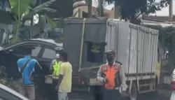 Truk Tabrak Mobil di Serpong, Kios dan Pagar Plaza Hancur