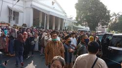 Warga Berdatangan Melayat Almarhum Eril di Gedung Pakuan sejak Dini Hari hingga Pagi