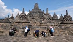 Aksi Bersih-Bersih Candi Borobudur Memperingati Hari Purbakala ke-109