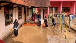 Imbas Banjir, Sisa Lumpur Menggunung di Ponpes Al-Jihad KBB, Santri Diliburkan<
