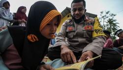 Potret Polisi Mengajar di Desa Terpencil Kawasan Aceh Utara