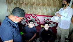 Polisi Nyamar Jadi Ojol Gerebek 2 Bandar Narkoba sedang Asyik Pesta Sabu di Indramayu