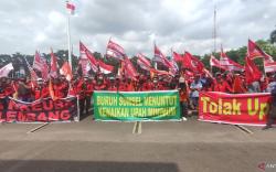 Buruh Datangi 3 Lokasi di Palembang, Ini Tuntutannya