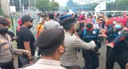 Ribuan Buruh Banjiri Depan DPR, Polisi Alihkan Pengendara ke Jalur Transjakarta