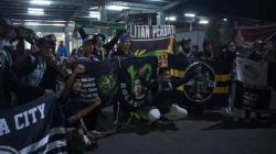 Piala Presiden 2022, Ratusan Bonek Persebaya Tiba di Stasiun Kiaracondong Kota Bandung 