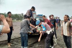 Mandi di Laut, 2 Pelajar di Kebumen Terseret Gelombang Pantai Setrojenar<