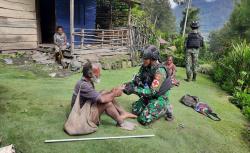  Jemput Bola, Prajurit Raider 408/SBH Beri Layanan Kesehatan Gratis Masyarakat Papua<