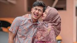 Lagi Hamil Besar, Ria Ricis Marah-Marah Terima Kado dari Mantan Pacar Suami: Genit Banget!