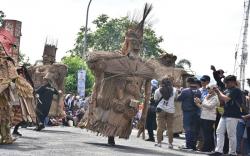 Bebegig dan Sisingaan Meriahkan Pawai Ta'aruf MTQ ke-37 Jabar di Sumedang <