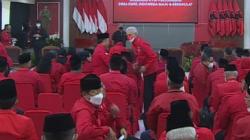 Momen Bambang Pacul Salami Ganjar Pranowo di Rakernas PDIP