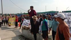 Tuntut Ganti Rugi, Ratusan Warga Indramayu Unjuk Rasa di Proyek Plant Industri PT Polytama<