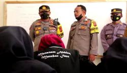 Luar Biasa, Polisi Ini Dirikan Sekolah dan Klinik Gratis di Cirebon untuk Warga Tak Mampu<