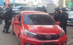 Brimob Datangi Lokasi Mobil Misterius yang Bawa Senjata di Sudirman Palembang 