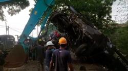 Bus Pariwisata Berhasil Dievakuasi dari Dasar Jurang di Rajapolah Tasikmalaya