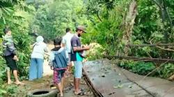 Diterjang Banjir dan Pohon Besar, Jembatan Gantung di Muara Enim Putus<